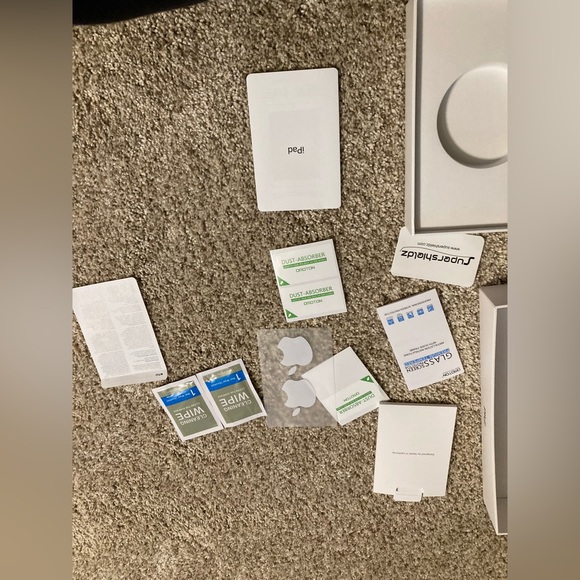 Apple iPad 7th generation Wi-Fi 32 gb product box and instructions - Picture 8 of 10